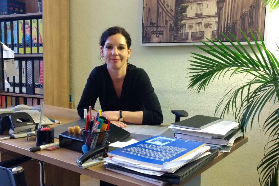 Die Direktorin an einem ihrer vielen Arbeitsplätze. Die Direktorin an einem ihrer vielen Arbeitsplätze.