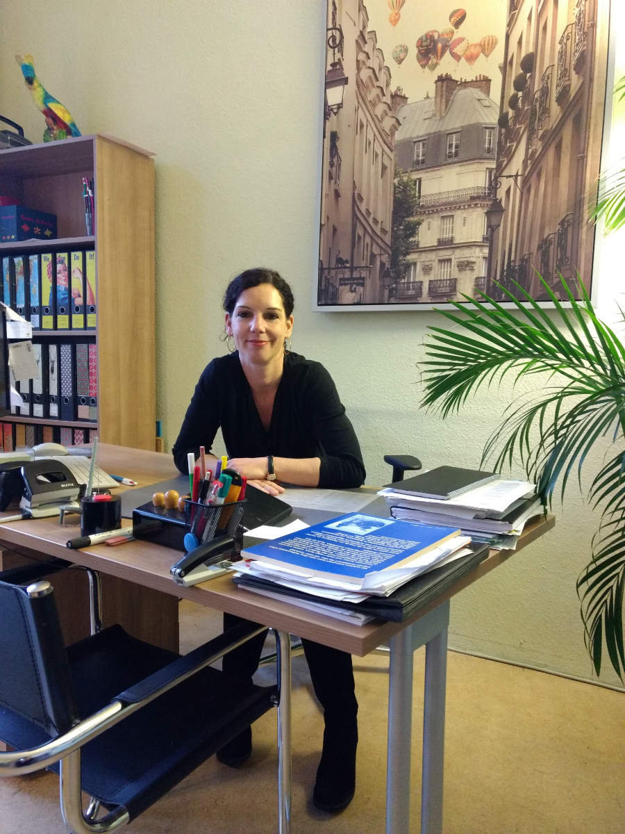 Die Direktorin an einem ihrer vielen Arbeitsplätze. Die Direktorin an einem ihrer vielen Arbeitsplätze.