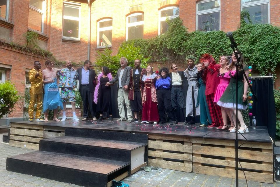 Letztes Jahr führten wir den "Weddinger Sommernachtstraum im Medienhof auf, dieses Jahr geht es um die U8.