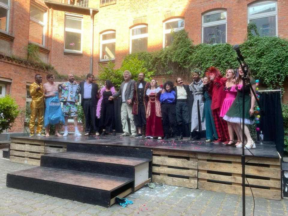 allesingend Letztes Jahr führten wir den "Weddinger Sommernachtstraum im Medienhof auf, dieses Jahr geht es um die U8.